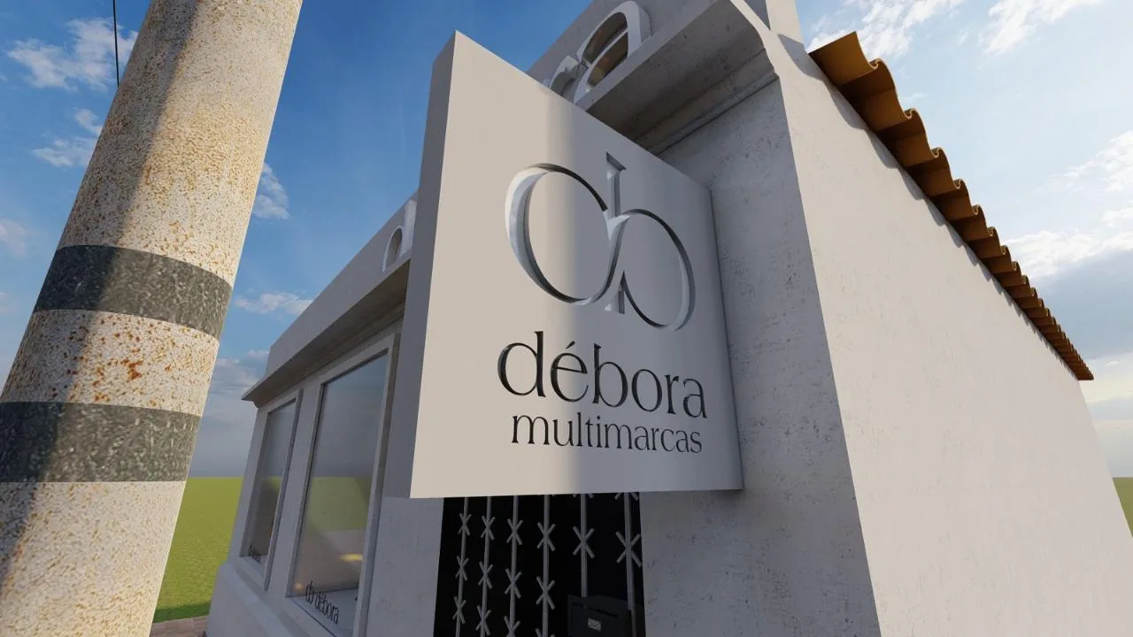 Placa com logotipo da loja Débora Multimarcas na fachada