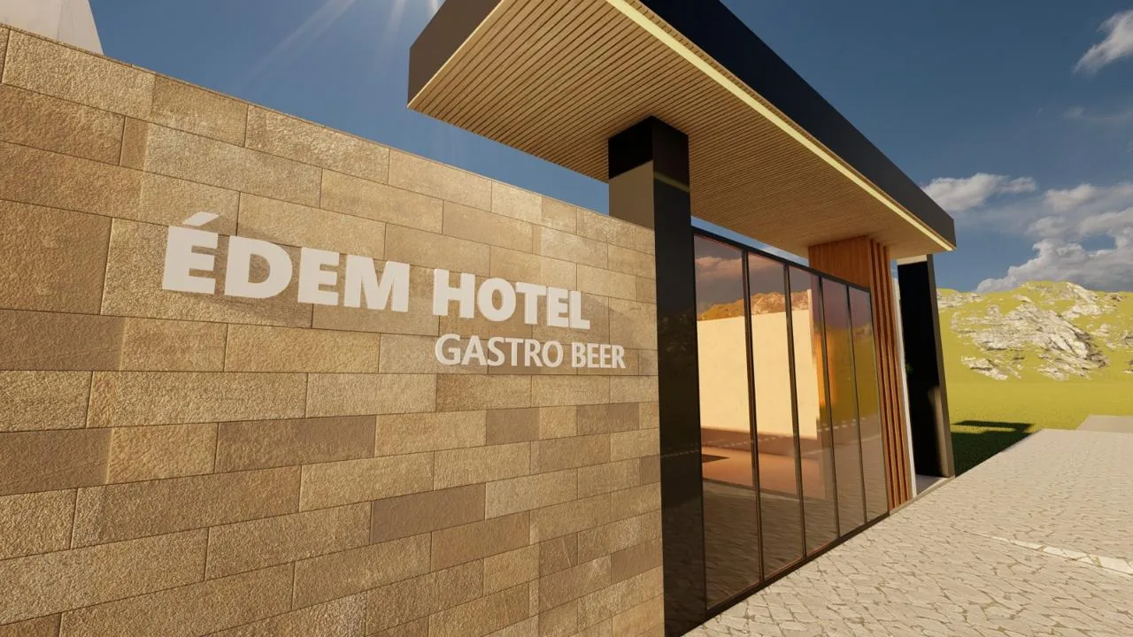 Fachada do Édem Hotel Gastro Beer com muro em pedra e marquise em madeira